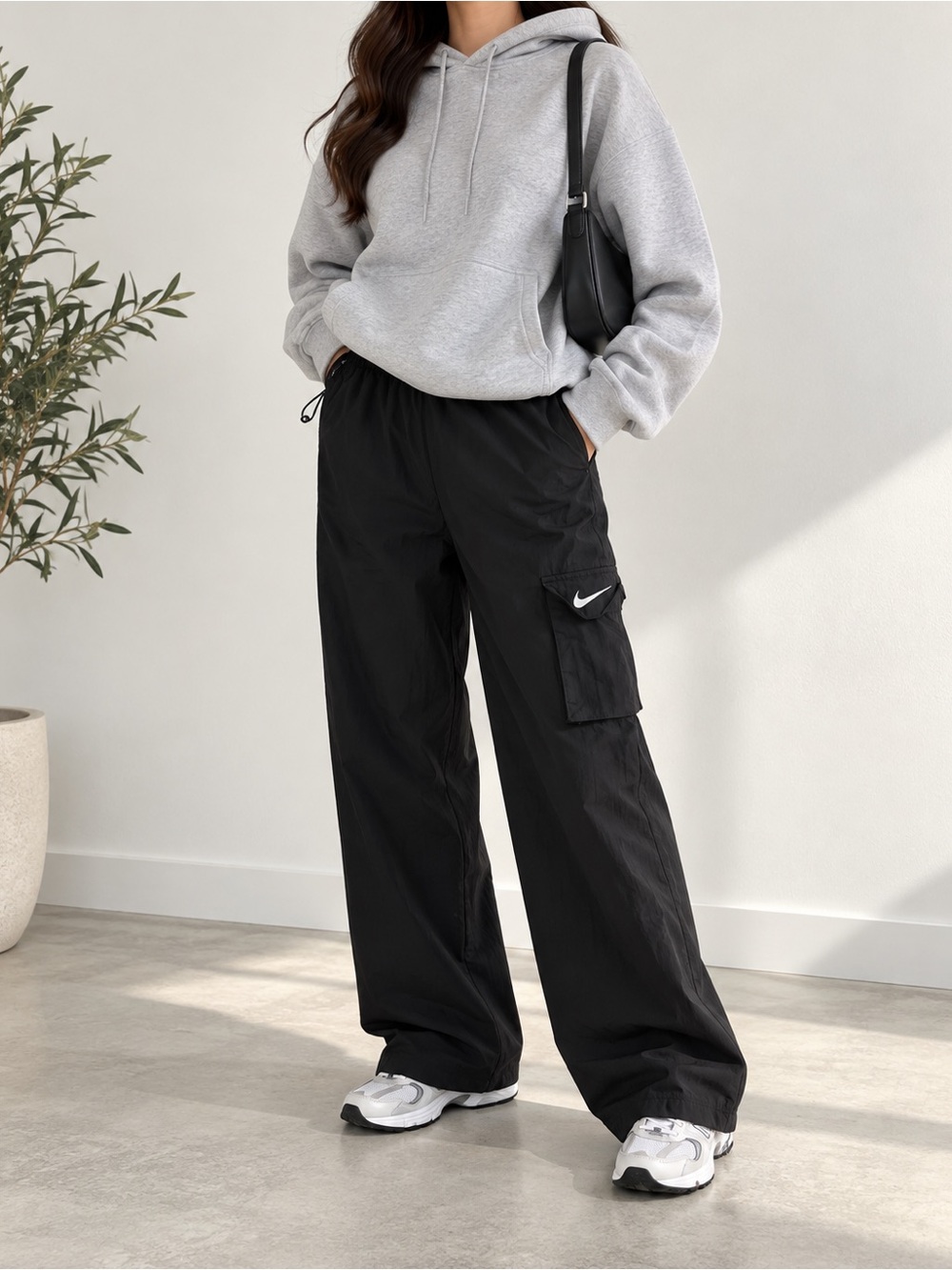 Nike Black Wide-Leg Cargo Pants with Elastic Waist - Picture 4 of 4